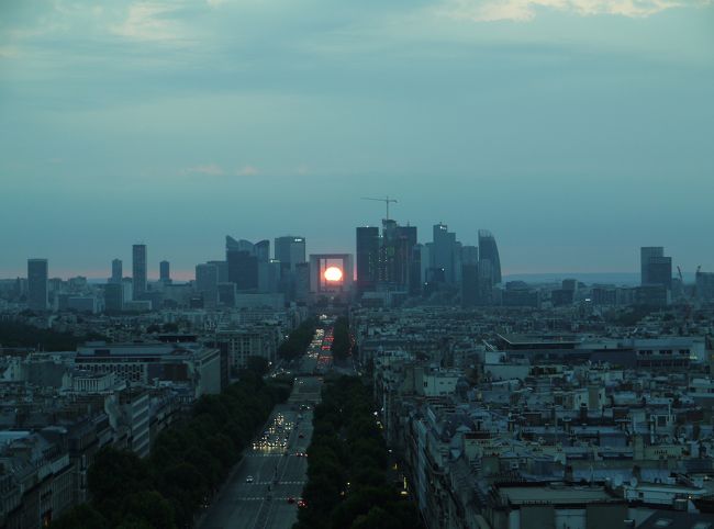 新凱旋門の門の中に夕日が嵌りました。