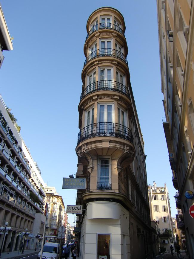 細長いニースのホテル