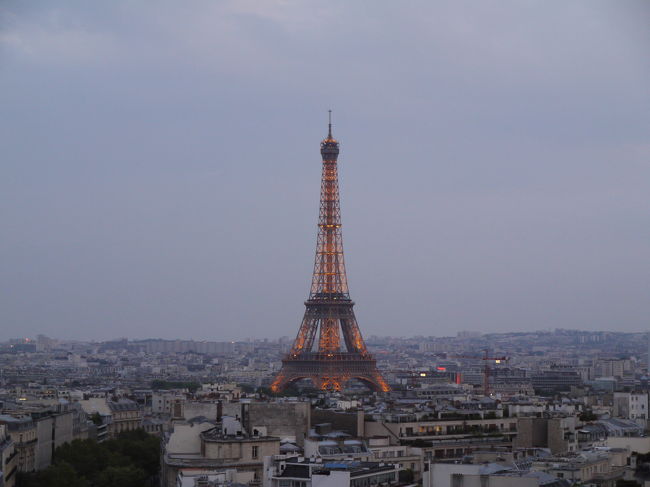 エッフェル塔のライトアップが映えてきました。