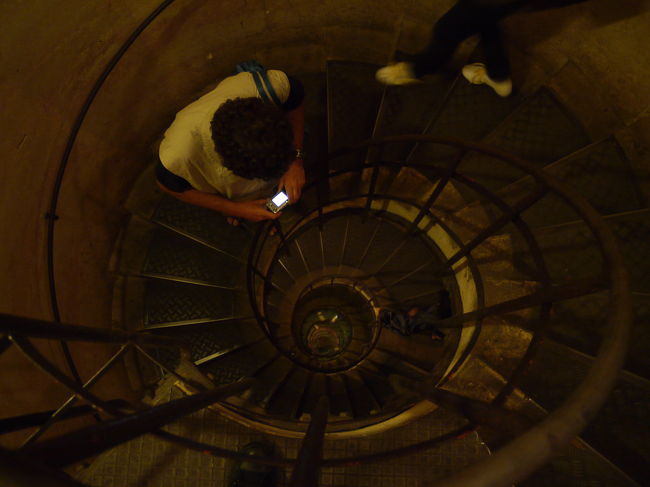 凱旋門の下り階段です。<br />写真を撮ろうとしたら同じように撮っている人がいました。