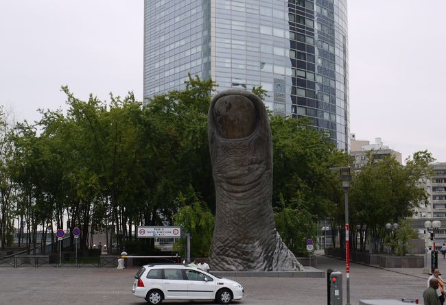 ホテル前の「親指」のモニュメントです、名前も作者も分かりません。