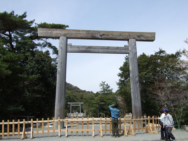 金曜日だったので、高速で100キロ以内3割引で途中まで行き、100キロぎりぎりでおりてもう一度高速に乗って伊勢に到着！<br />橋を作り替えていました。<br />平日なのに、人がたくさんいます。<br />さくらが咲いていました。