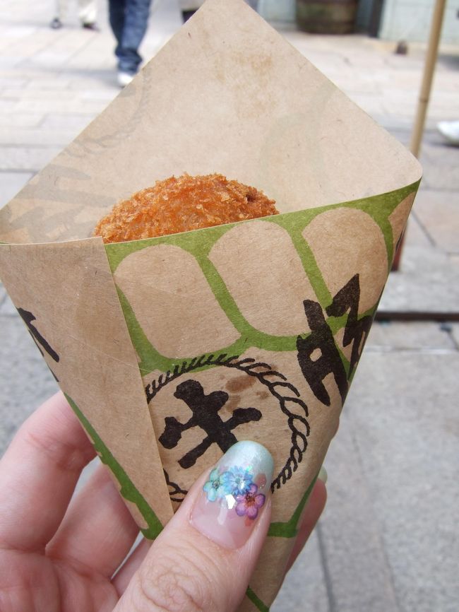 豚捨のコロッケです。<br />私は肉が嫌いなのでメンチカツは食べれないんです。<br />メンチカツの方が有名なのかな？<br /><br />お腹いっぱいのくせに、ぺろっと食べちゃいました。