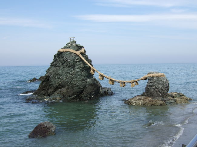 伊勢から旅館へ向かいます。<br /><br />途中にあった夫婦岩。<br /><br />実は…この夫婦岩を見ようと止めた駐車場、無料だと思っていたら有料で。<br />車に乗ろうとしたら声かけられて20分くらいで1000円とられました（1日料金なのかも）<br />お菓子（名産の乾物？？）を二つくらいもらいましたが、続いて寄った二見シーパラダイスの駐車場（ここはたしか600円）夫婦岩へ行けたので非常に後悔しました。<br /><br />…止めた時に教えてほしかったです。。