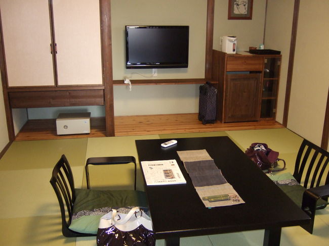 二見シーパラダイスを満喫し、早めに旅館へ。<br /><br />初めて部屋に露天風呂付きの旅館を選びました。<br />季さらさんです。<br />まだできたばかりのようで、とっても綺麗な宿でした。<br />しかも、全室離れなので他の宿泊客と顔を合わせる事ほとんどなく話し声も聞こえませんでした。<br /><br />リビングです。