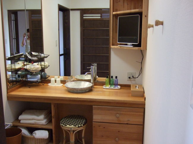 洗面所。<br /><br />アメニティも豊富でした。<br />女性にはうれしいです。<br />また、浴衣、バスローブ、パジャマ（さむいみたいなものです）が用意してありました。<br /><br />ここにもテレビがあるんです。