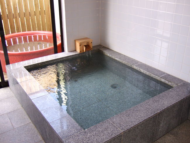 内風呂。<br /><br />温泉のお湯を運んできているそうです。