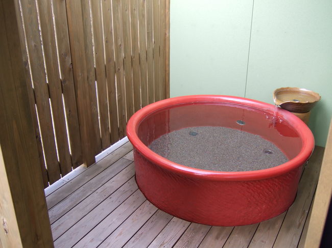 露天風呂。<br /><br />内風呂から行けます。<br />部屋に露天風呂、初体験でしたがものすごくいいですね。<br />3時にチェックインしてから10時にチェックアウトするまで何回入った事か。。<br />気持ちよかったです！