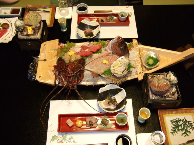 本日の夕食です。<br /><br />これでもまだ全部そろってないんです（笑）<br />ほんとにボリュームがあります。<br />チェックイン後、お風呂に入って早速ルームサービスで一杯飲んじゃったからかもしれませんが（笑）<br />女性にはきついですね…<br />味はGOOD!!<br /><br />私は肉を魚料理（伊勢エビ料理でした）にしていただきました。