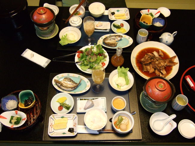 朝食です。<br />朝からすごいボリューム！！！<br />だけどおいしかったです。<br />伊勢エビのお味噌汁が特に…。。<br /><br />ぎりぎりまでいました。<br />すごくいい旅館です。<br />チェックアウトのとき、コーヒーだしていただきました。<br />おいしかったです。<br />また行きたいなぁ。。。<br />
