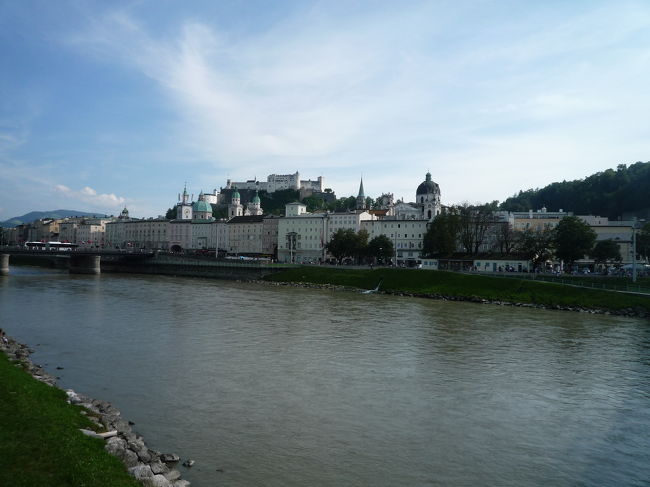 ザルツァッハ川の向こう岸には、ほーエンザルツブルク城が見えました。