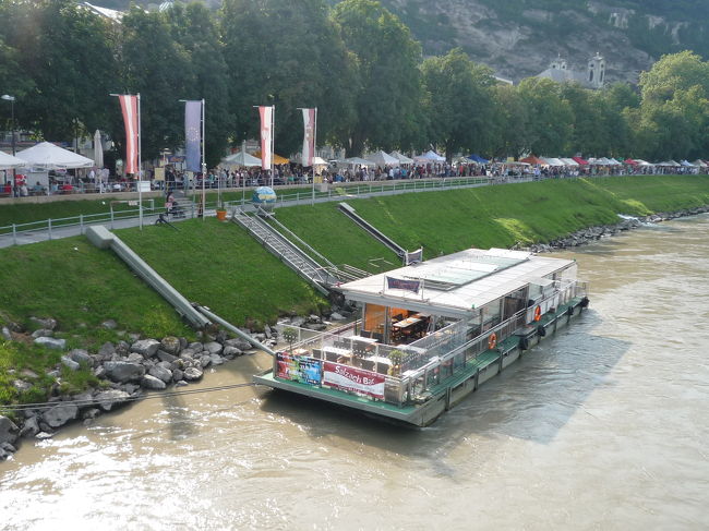 オーストリアの旗とザルツブルクの旗が立っていました。<br /><br />オーストリアは小さな州が集まってできている国で、それぞれの州には独自の旗があるのです。