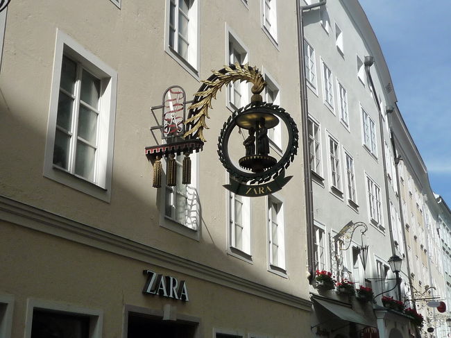 旧市街へ<br /><br />現代のショッピングを中世の街並みのなかで楽しめちゃいます♪<br /><br />これは日本でもおなじみ、ZARAのお店！<br /><br />看板が可愛い♪<br /><br /><br />ヨーロッパでは、よくシンボルを象徴した看板が見受けられますが、昔の人は字を読める人が少なかったから、このような看板が発展したと言われています。