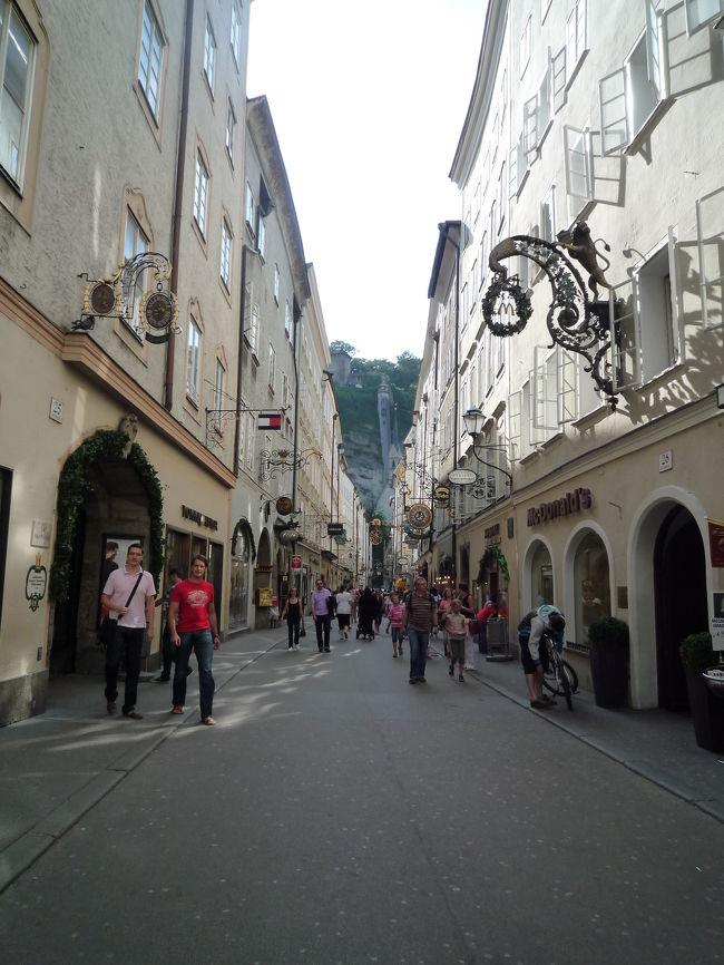 ザルツブルク一の繁華街。<br />"ゲトライデガッセ"<br /><br />歩くだけで目移りする、楽しい道でした。
