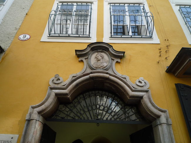 ここが、モーツアルトの生家。<br />1756年1月27日ここで彼は誕生した。<br /><br />世界で最も有名なクラシック音楽家はこんな小さなアパートで生まれたのね(´;ω;)