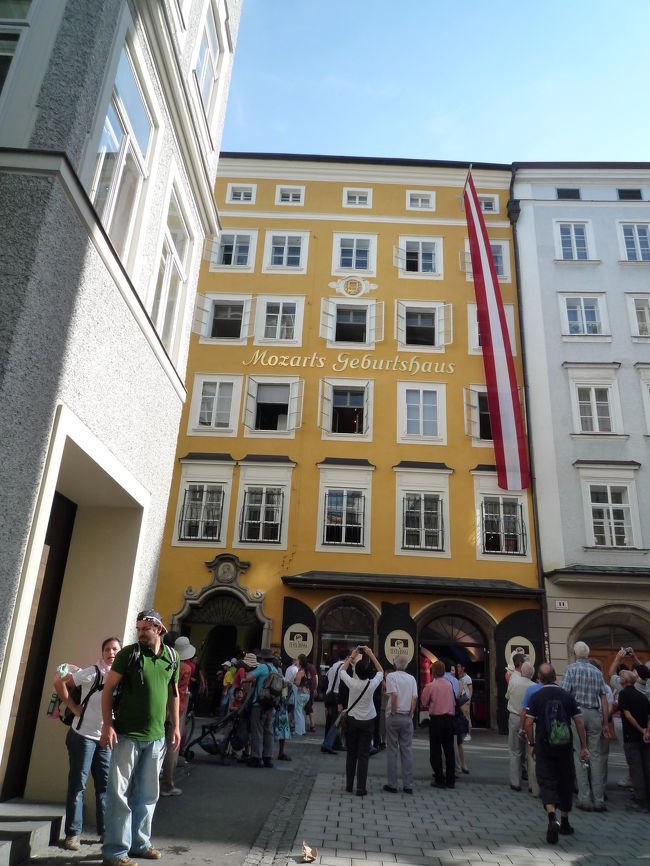 外観　かわいい黄色の壁<br /><br /><br />美術館の中には、モーツァルトが幼少時代に使っていたヴァイオリンや鬘、肖像画や楽譜など…彼の人生の中で大切にされたものが数多く展示されていました。