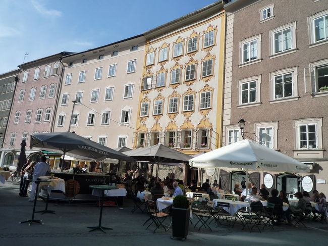 モーツァルトの生家の裏っ側<br /><br />壁には年号が書かれておりますが、建物が出来た年と改修した年を表しています。