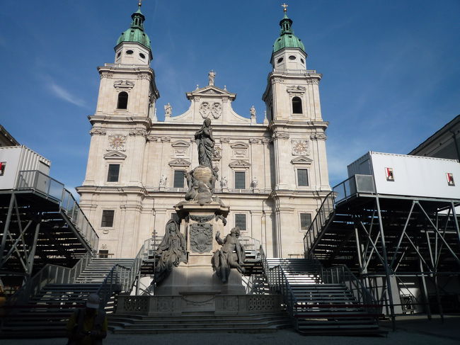 ザルツブルク大聖堂<br /><br />この期間にザルツブルク音楽祭が行われていて、ステージが設置されていました。<br /><br /><br />モーツァルトもここで洗礼を受け、オルガン奏者も務めた。