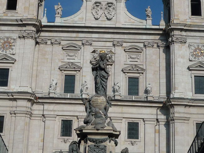 マリア像の冠はいずこ…？？<br /><br />と思ったら建物に冠をもった天使が舞い降りてきている…！！！