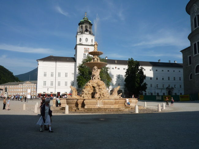 レジデンツ広場<br /><br />映画『sound of music』でもおなじみの場所<br /><br />マリアがトラップ家へ訪れる前にここで入魂していた場所。<br /><br />大きな噴水があります。