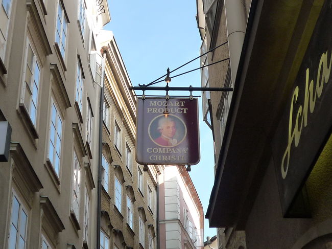 モーツァルトクーゲルのお店<br /><br />いろんな種類があって驚き！！<br />たくさん食べ比べて一番おいしいのをみつけてみるのもいいかも♪