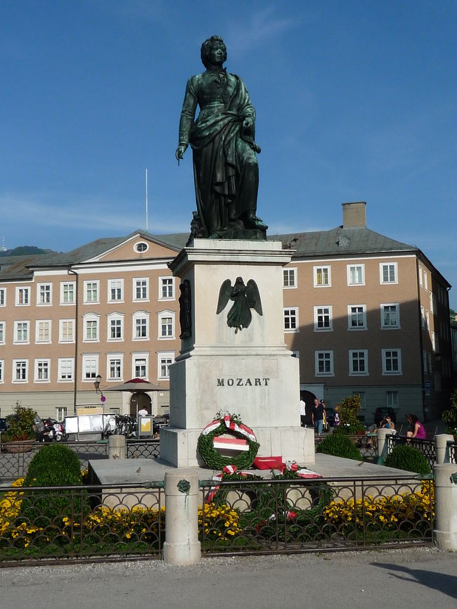 モーツァルトの像<br /><br />やっぱりここは、モーツァルトあってのザルツブルク。