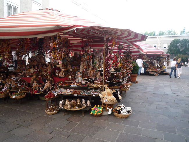 出店もたくさんありました。<br /><br />赤と白がなんともオーストリアっぽい♪