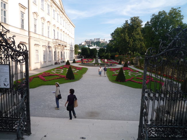 ここで決めポーズをしていました！！<br /><br /><br />ちょうどホーエンザルツブルク城が真ん中に見えるように構築されていて、とてもきれいな庭園でした。<br /><br />やっぱり、花満開の夏に来るのをお勧めします☆<br />