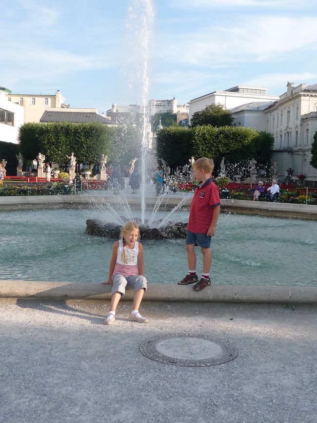 この子たち、めっちゃ可愛かった♪<br /><br />手繋いで、噴水を一周してました♪