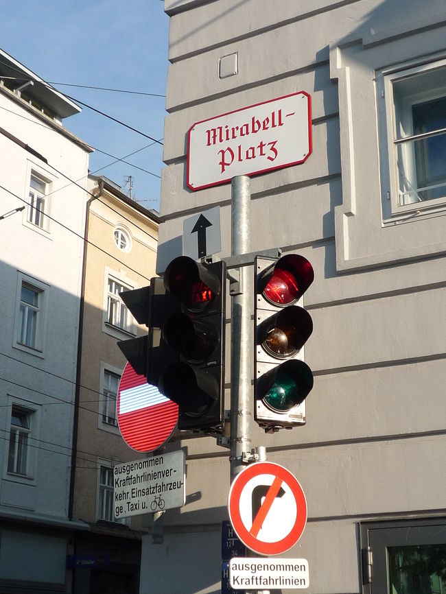 Mirabell-Platz (ミラベル宮殿)と書かれた看板<br /><br /><br />文字を見ると外国感を感じる。