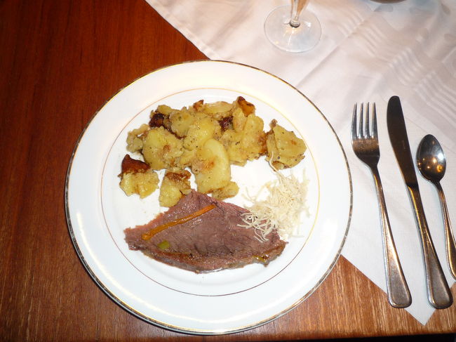 ローストビーフ<br /><br />そして、またしてもジャガイモｗｗｗ<br /><br />でも、このお肉美味しかったです♪