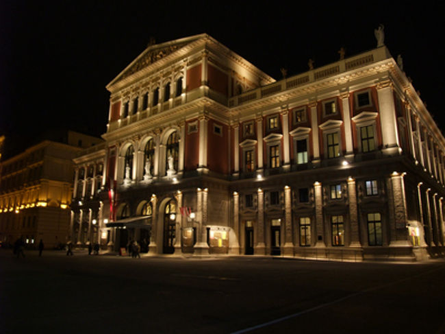 約12時間のフライトを経てウィーンにつきました。到着当日から、世界一音響が良いという楽友協会（黄金のホール）でコンサート見ます！<br /><br />到着当日の夜も使えると思って、ちょっと高いけど、直行便（オーストリア航空）にしたかいありです。<br /><br />といっても、15：30くらいにウィーンの空港到着で、19：30分開演だから忙しいー（汗）<br />演目はウィーン交響楽団（ウィーン・フィルではありません）です。