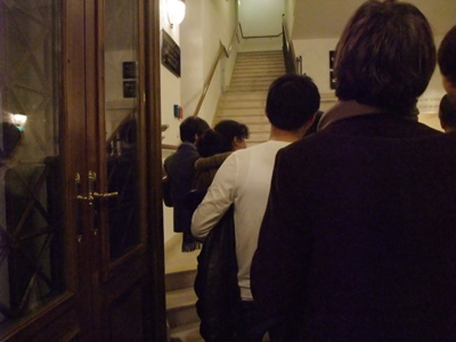 飛行機遅れたら見れないと思って、立見席をWebで予約してました。5ユーロです。<br />立ち見席なので、チケット引き換え後並んでます。