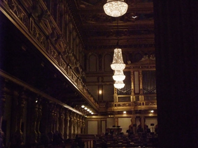 ホール入口のドアからは、場所取りダッシュです。立見席の一番前はとれたけど、ちょっと遅れちゃって、何本か立ってる柱が視界に入っちゃいました。<br /><br />でも聴くだけなら、立ち見席の一番前じゃなくても問題まったく無いです。結構ステージも近くて、これで5ユーロすごいーー。<br /><br />ちなみに、立ち見一番前だったら、立見席と座り席の間の柵の自分のスペースのところに、マフラーとかスカーフとか巻きつけておくと、場所取った！の印になるようです。<br />私は巻きつけるもの忘れたので、オペラグラスについてた、ただの紐を巻いておいたけどだいじょーぶでした。