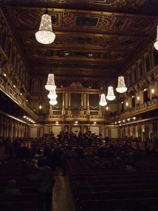 ホール内、すごい金ぴかーーー。<br /><br />今日は、<br />・ベートーベン：フィデリオ（オペラ）序曲<br />・メンデルスゾーン：ピアノ協奏曲<br />・シューマン：交響曲<br />です。