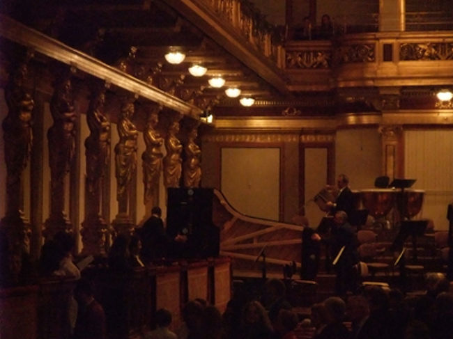 なぜか、プログラムと違ってピアノ協奏曲から始まりました。<br /><br />軽快な演奏でよかったです。<br /><br />写真は、コンチェルト終わって休憩時間にピアノを運んでいるところ。舞台が小さいからピアノ横にして運んでる！！