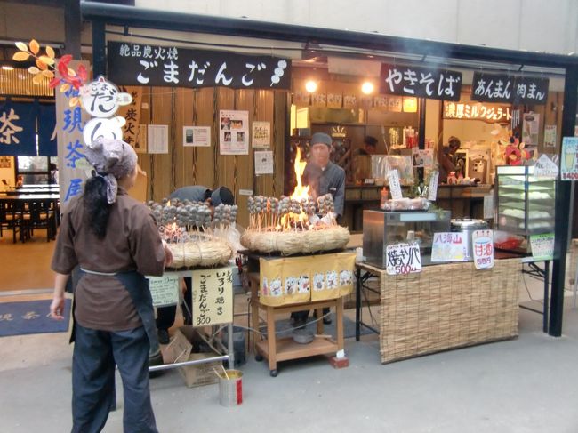 焼き団子　うまし<br /><br />歩きながらの買い食い、いと楽し