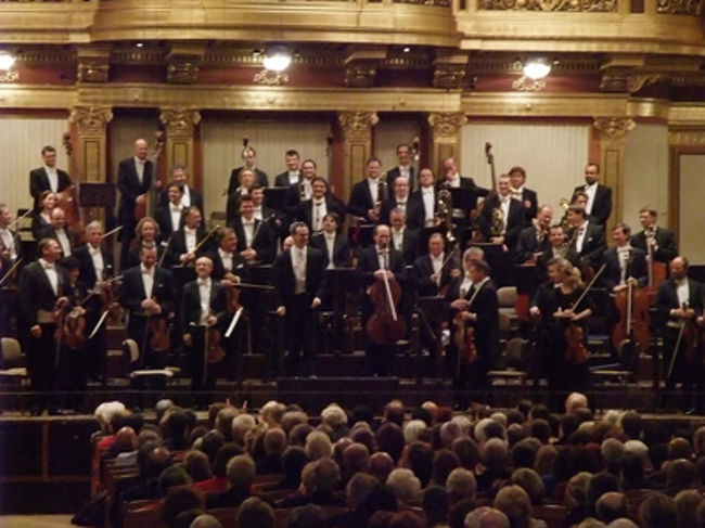 コンチェルトの次はシューマン、、、ベートーベンはやらないのかなー。<br /><br />指揮者がシューマンの前に何かしゃべってたけど、ドイツ語わからないー。たぶんプログラムのこと話してると思うのだけど。<br /><br />シューマンの交響曲は、後年ライン川に飛び込んで自殺未遂とかしちゃう、シューマンの不安定さみたいのが感じられて、とてもよかったです。<br /><br />で、で、最後にベートーベンをやりだしました。<br /><br /><br />・・・ステージ見てたら、、、曲順変わったなぞが解けた！<br /><br />たぶん、ベートーベンの曲中で、ファンファーレ（ソロ）担当のトランペットの人が遅刻したのではないかなと。<br /><br />なぜなら、ベートーベンの前に、トランペットの人がさらっと入ってきてたから。<br /><br />まあ、これの真相はなぞだけど、来てよかった！<br /><br /><br /><br />