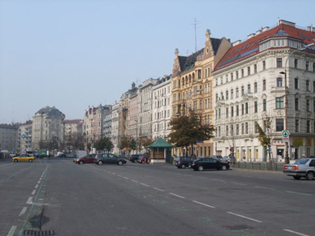 朝です。普通の街並みです。