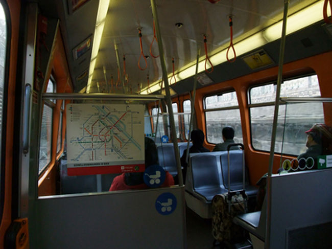 地下鉄です。シェーンブルン宮殿に行きます。