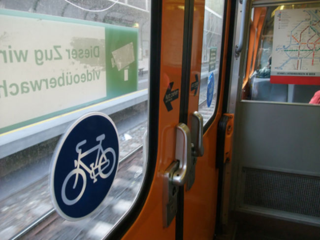 地下鉄のドアは自分で開ける式。結構かたくて力いります。<br />おまけにぼーっとしてると、ドアあけるの忘れて、降りそびれちゃうー。日本と違って気が抜けない。。。