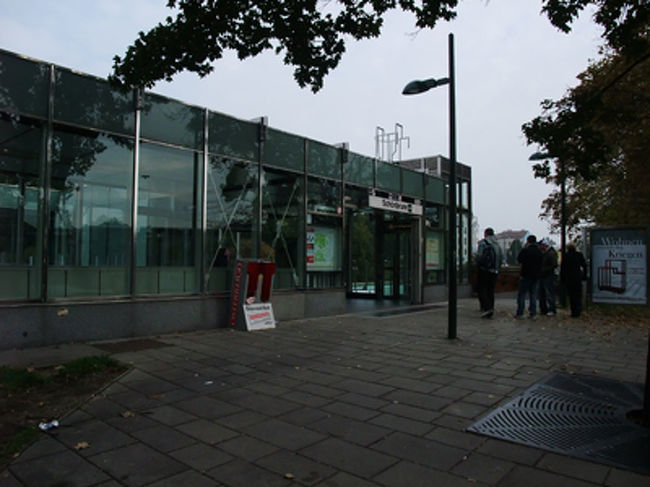 シェーンブルン駅です。宮殿はここから歩いて5分くらい。<br /><br />おみやげやさんとか、喫茶店とかなにもなく、超シンプル。