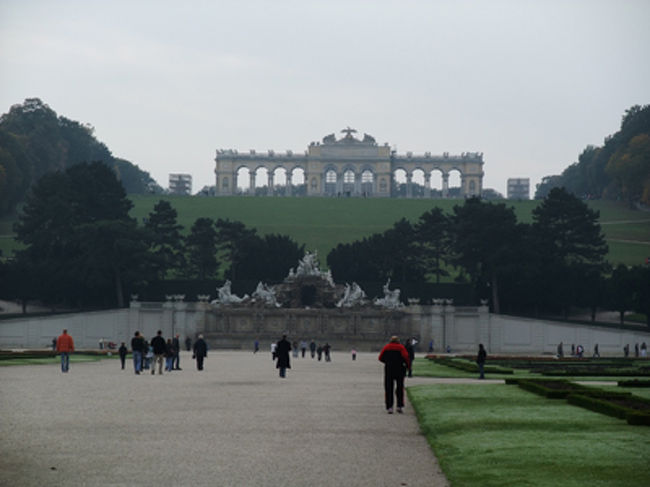 お庭です。<br /><br />上に見えるグロリエッテ美しいー。<br /><br />この近くまでは、徒歩でいくっぽいけど、道のり見てると絶対往復30分はかかりそうなので、今回は時間ないからパスーー。<br /><br />結構歩いて上ってってるひともいます。<br /><br />（ガイドブックによると、宮殿前から出るミニトレインでも行けるらしい。そんなの気付かなかった。この時期にはないのかな。）<br /><br />