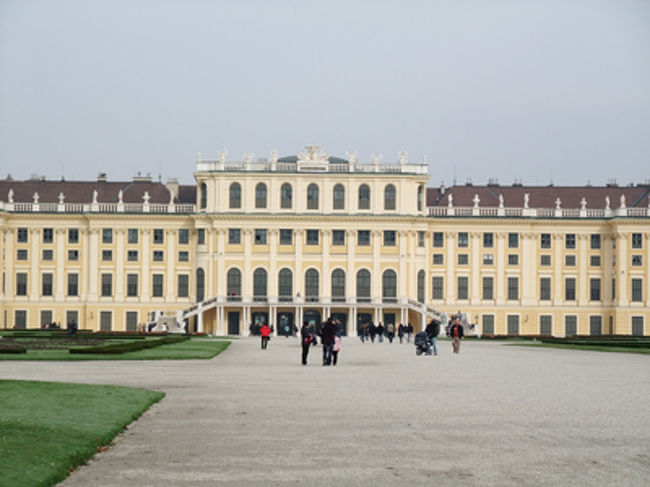 グロリエッテに気を取られてたけど、後ろを振り返ると、、、、<br /><br /><br />んんっ？<br /><br />これじゃん！！！！<br />私のシェーンブルン宮殿のイメージはこの色だよー。きれい。<br /><br />建物の表と裏で少し色が違うのかなー。