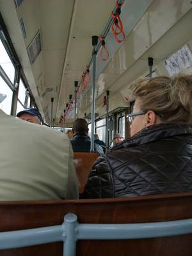 これからベルベデーレ宮殿に行きます。<br /><br />トラムはちょっと車幅がせまい。