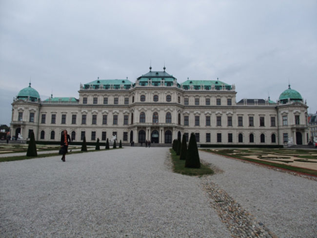 ベルベデーレ宮殿（上宮）、庭側。<br /><br />上宮の中はオーストリア・ギャラリー。<br />クリムト、エゴン・シーレなどがあります。<br /><br />初めてみたけど、クリムトよかった。とっても繊細。<br />こんな感性で生きてたら、さぞかし大変じゃないかなー。と想像。<br />本当は違うかもしれないけど。