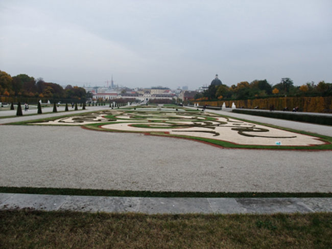 ベルベデーレ宮殿の庭です。<br /><br />模様がいろいろあります。<br />これはもっと視点上から撮らないとだめだね・・・