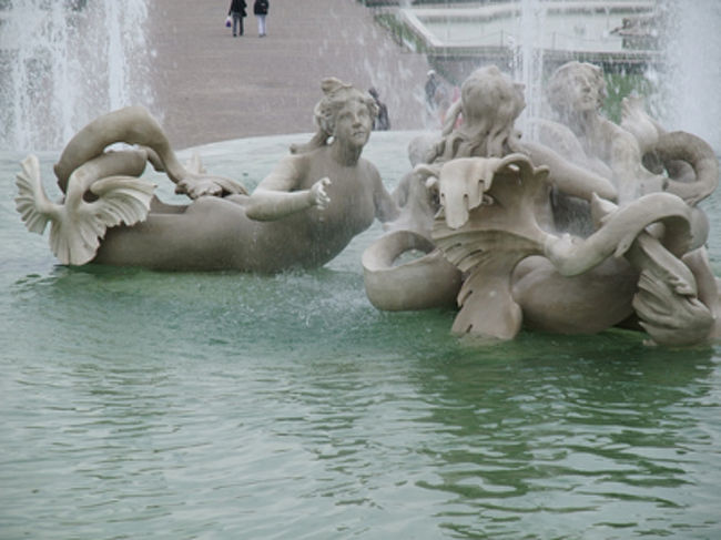 庭の噴水。<br /><br /><br /><br /><br />・・・・・・なんか、足のねじれかた、痛くない？？