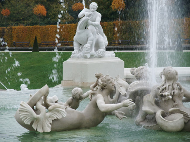 <br /><br /><br />・・・・うーん。どういう曲げ方か謎。<br /><br />そして後ろの人は、乗り物の口むりやり開けてる。<br /><br /><br /><br />何かの神話とかなのかな。