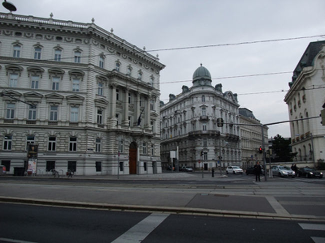 ただの街並み。<br /><br />ウィーンの街はトラムの電線がいっぱい。